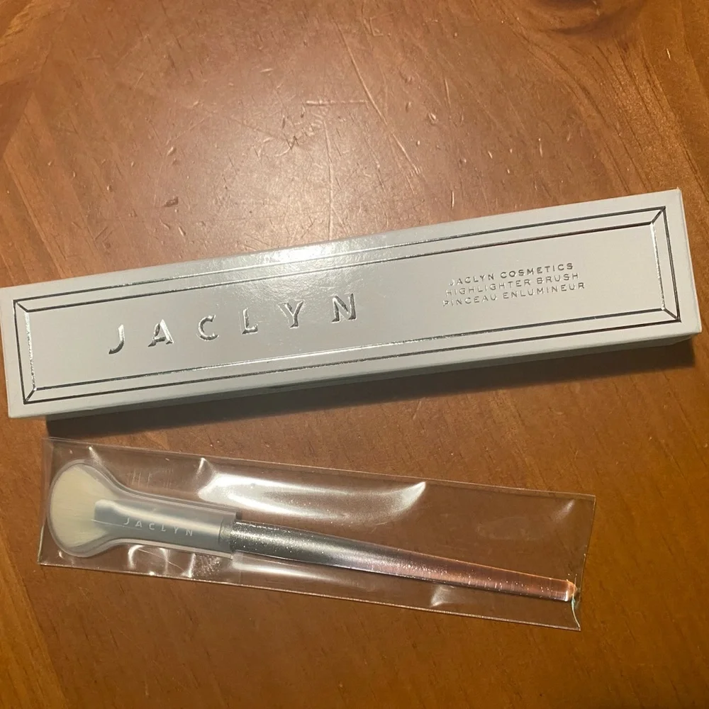Jaclyn Cosmetics Highlighter Brush